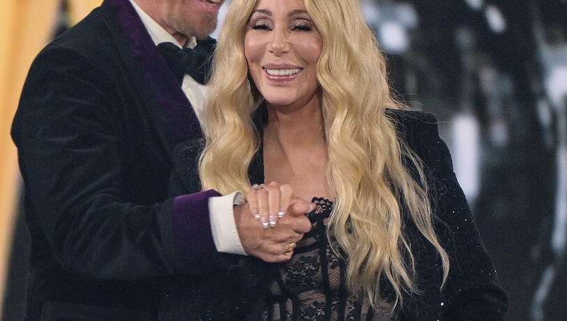 Cher wird von Thomas Gottschalk umarmt, nachdem sie einen Bambi in der Kategorie Legende erhalten hat. Cher wird von Thomas Gottschalk umarmt, nachdem sie einen Bambi in der Kategorie Legende erhalten hat.