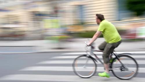 Auch Radler müssen sich im Straßenverkehr an die Regeln halten. Auch Radler müssen sich im Straßenverkehr an die Regeln halten.