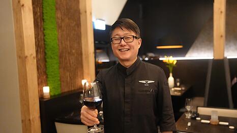 L&auml;dt zur AZ Ess-Klasse der AZ ins MUN: Gastgeber Mun Kim in seinem Restaurant in Haidhausen.