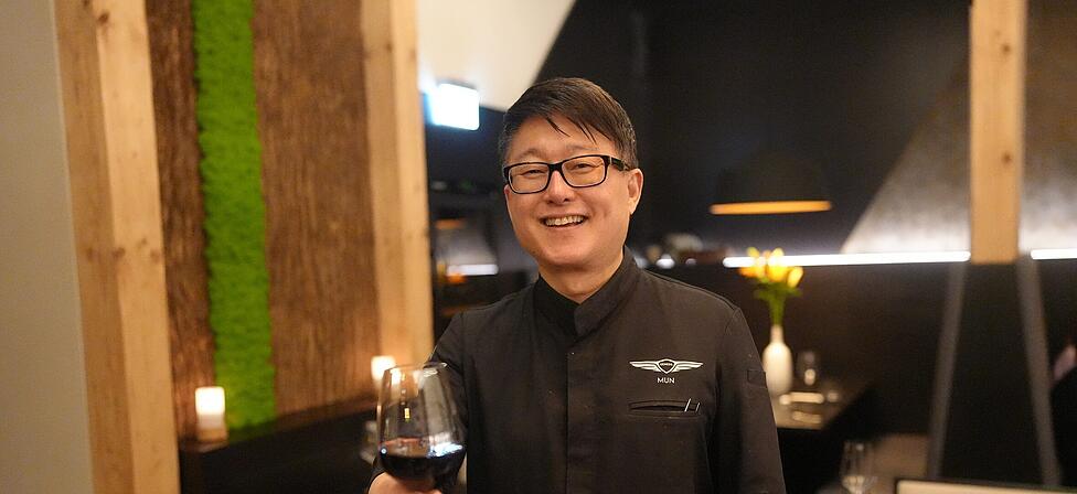 L&auml;dt zur AZ Ess-Klasse der AZ ins MUN: Gastgeber Mun Kim in seinem Restaurant in Haidhausen.