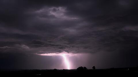 Blitze bei einem Gewitter &uuml;ber dem Alpenvorland am Donnerstag. Gewittrig soll auch das Wochenende werden.
