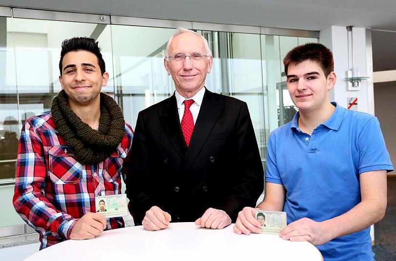 KVR-Chef Wilfried Blume-Beyerlein mit Patrick Varga (rechts) und Onur Taskin. Die beiden mussten sich für eine Staatsangehörigkeit entscheiden.