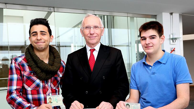 KVR-Chef Wilfried Blume-Beyerlein mit Patrick Varga (rechts) und Onur Taskin. Die beiden mussten sich für eine Staatsangehörigkeit entscheiden. KVR-Chef Wilfried Blume-Beyerlein mit Patrick Varga (rechts) und Onur Taskin. Die beiden mussten sich für eine Staatsangehörigkeit entscheiden.