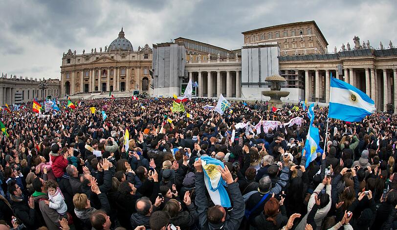 Papst Franziskus hält sein erstes Angelus-Gebet. Auf dem Petersplatz jubelt ihm die Menge zu. Die Bilder aus Rom.