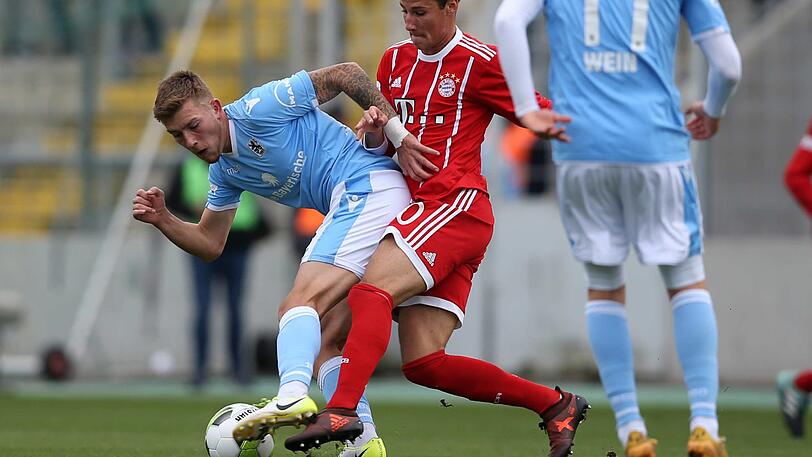 NICHOLAS ANDERMATT NOTE 4 -
Warf sich ebenfalls in jedes Duell, konnte jedoch nur wenig Struktur ins Spiel der Blauen bringen. Eine Mölders-Hereingabe vergab er kläglich. Musste verletzt runter.