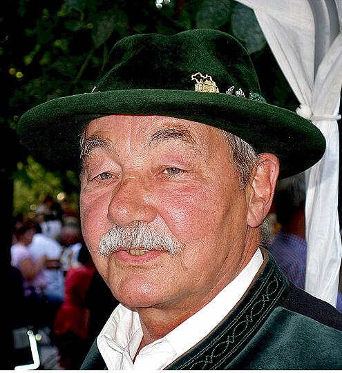 Der Obermenzinger Dorfschreiber Adolf Thurner führt durch die Ausstellung im ASZ.