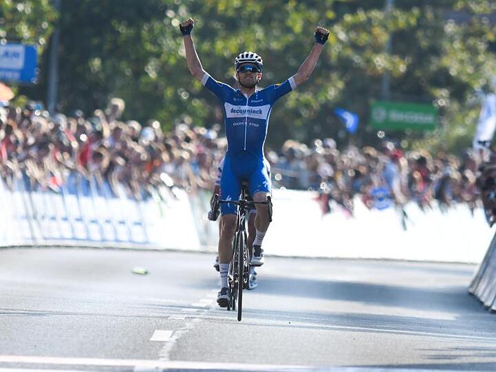 Der Däne Kasper Asgreen vom Team Deceuninck-Quickstep bejubelt seinen Etappensieg.