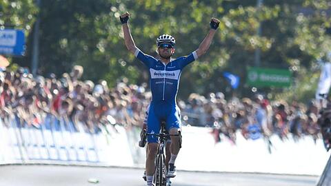 Der Däne Kasper Asgreen vom Team Deceuninck-Quickstep bejubelt seinen Etappensieg.