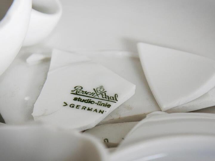 Das Rosenthal-Logo ist auf einer Porzellan-Scherbe aufgemalt. Foto: David-Wolfgang Ebener/dpa/Archivbild
