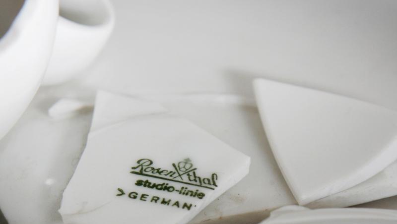 Das Rosenthal-Logo ist auf einer Porzellan-Scherbe aufgemalt. Foto: David-Wolfgang Ebener/dpa/Archivbild Das Rosenthal-Logo ist auf einer Porzellan-Scherbe aufgemalt. Foto: David-Wolfgang Ebener/dpa/Archivbild