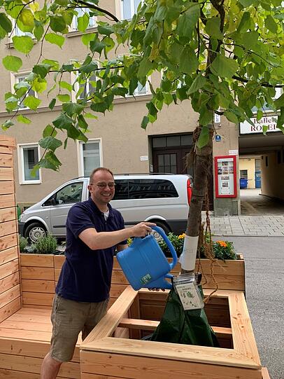 Christian M. (46) ist Anwohner der Enhuberstraße und hat für drei Monate die Patenschaft für eine Sommerlinde vor seinem Haus übernommen.
