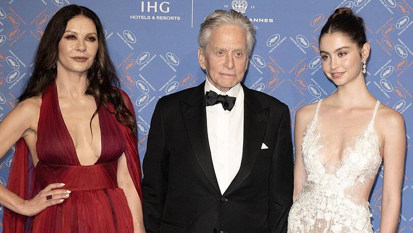Catherine Zeta-Jones und Michael Douglas mit Tochter Carys (r.) bei einer Veranstaltung.