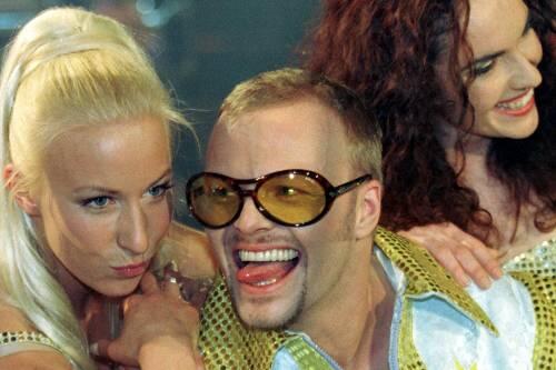 Zusammen mit seinen Tänzerinnen feiert Stefan Raab den fünften Platz seines Songs &bdquo;Wadde hadde dudde da&ldquo; beim Grand Prix 2000