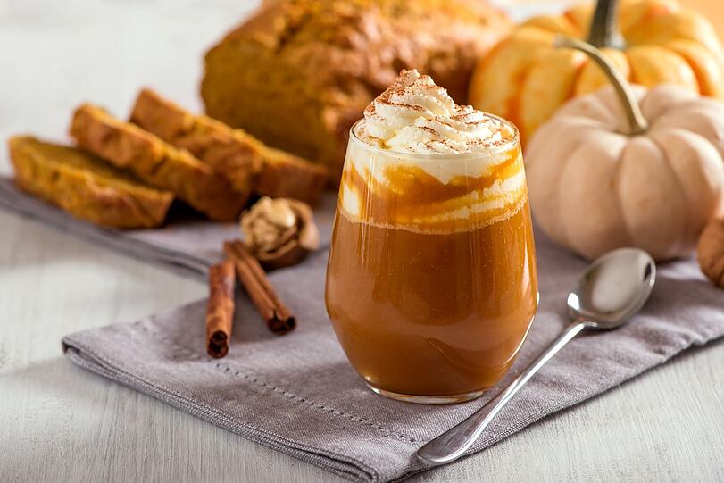 Der Pumpkin Spice Latte ist wie gemacht f&uuml;r den Herbst, denn jetzt ist K&uuml;rbiszeit. Mit seinen typischen Gew&uuml;rzen erinnert er an Spekulatius oder Lebkuchen und verleiht so bereits einen Vorgeschmack auf die Weihnachtszeit. F&uuml;r den Herbst-Kaffee eignet sich p&uuml;rierter Hokkaido mit Schale oder Butternut. Das K&uuml;rbisp&uuml;ree k&ouml;nnen Sie fertig im Handel aber auch einfach selber machen.