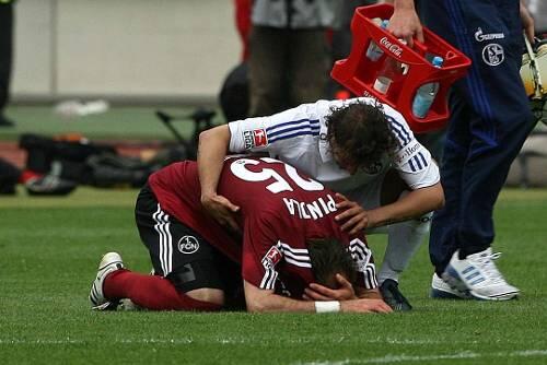 &bdquo;Er hat damals sehr schöne Worte zu mir gesagt&ldquo;: Pinola mit Schalkes Rafinha nach dem Club-Abstieg 2008.