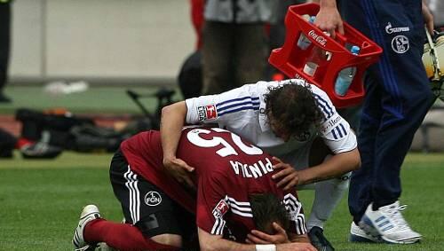 „Er hat damals sehr schöne Worte zu mir gesagt“: Pinola mit Schalkes Rafinha nach dem Club-Abstieg 2008. „Er hat damals sehr schöne Worte zu mir gesagt“: Pinola mit Schalkes Rafinha nach dem Club-Abstieg 2008.