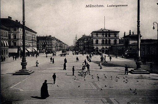 Der Odeonsplatz mit Blick auf die Ludwigstraße vor hundert Jahren . . .