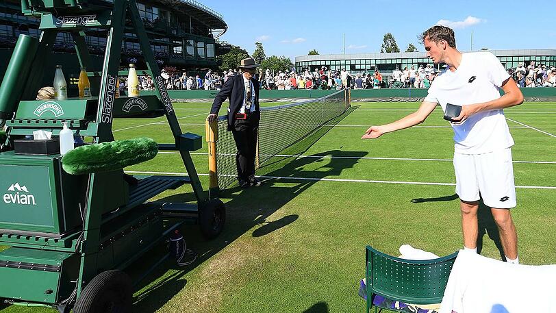Daniil Medwedew wirft nach seinem Aus in Wimbledon Münzen vor dne Stuhl der Schiedsrichterin.