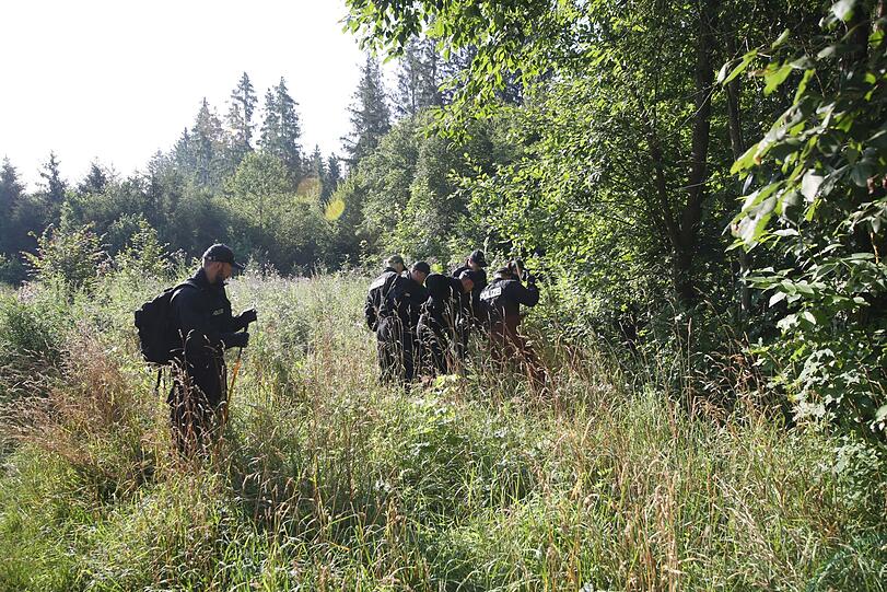 Rund 150 Einsatzkräfte durchsuchten am Freitagvormittag den Truderinger Wald bei Waldperlach.