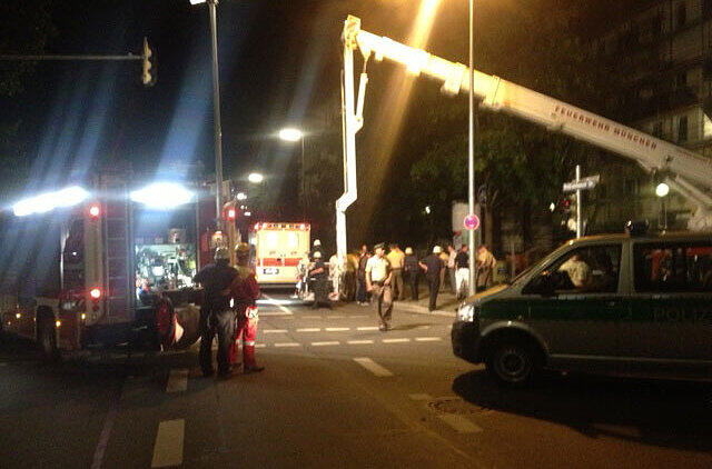 Ein Mann auf einem Kran hält die Münchner Einsatzkräfte in Atem. Die Bilder