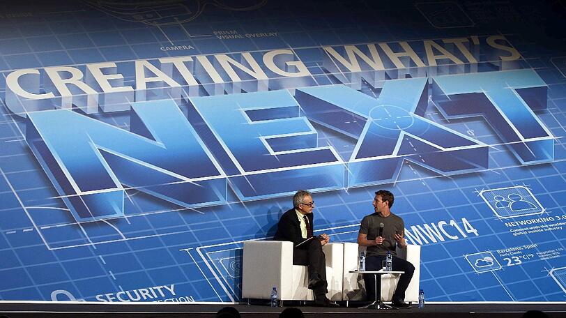 Facebook-Gründer Mark Zuckerberg (rechts) im Gespräch mit US-Autor David Kirkpatrick, der das Buch "The Facebook Effect: The Inside Story of the Company that is Connecting the World" geschrieben hat. Die Bilder vom Mobile World Congress in Barcelona.