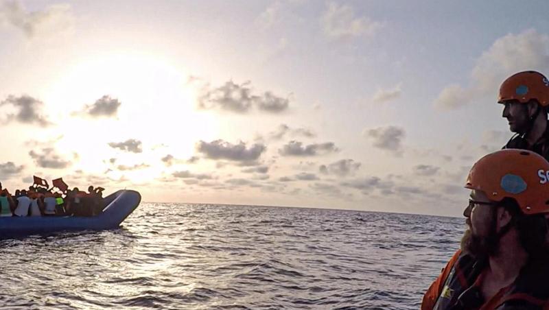 Seenotretter vom Rettungsschiff "Alan Kurdi" blicken zu einem Schlauchboot voller Flüchtlinge (Archiv). Seenotretter vom Rettungsschiff "Alan Kurdi" blicken zu einem Schlauchboot voller Flüchtlinge (Archiv).