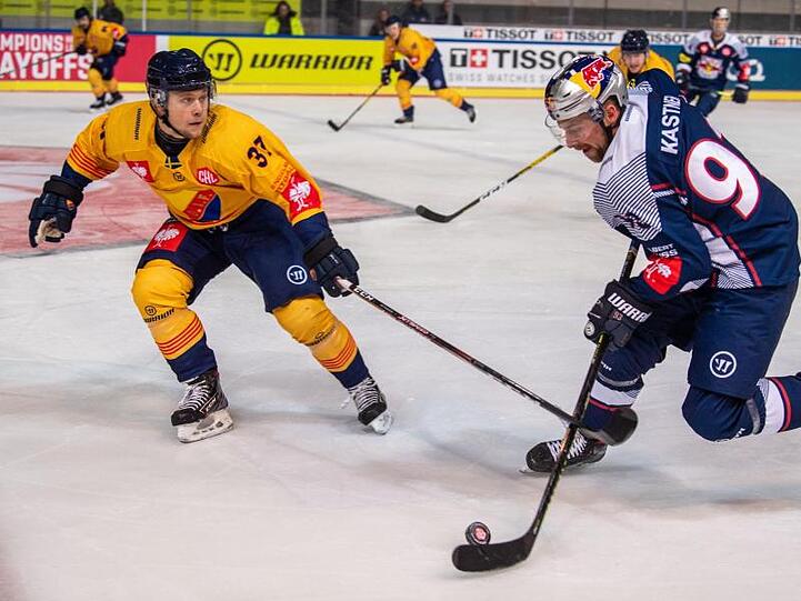 Stockholms Jesper Pettersson und Münchens Maximilian Kastner (l-r.) bemühen sich um den Puck. Foto: Lino Mirgeler/dpa