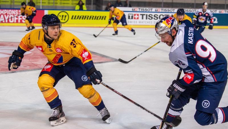 Stockholms Jesper Pettersson und Münchens Maximilian Kastner (l-r.) bemühen sich um den Puck. Foto: Lino Mirgeler/dpa Stockholms Jesper Pettersson und Münchens Maximilian Kastner (l-r.) bemühen sich um den Puck. Foto: Lino Mirgeler/dpa