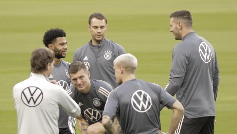 Beim Abschlusstraining hat Bundestrainer Joachim Löw (l) einige Spieler des DFB-Teams versammelt.