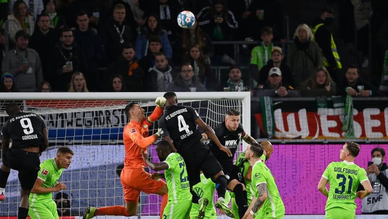 Wolfsburgs Torwart Koen Casteels spielt gegen Augsburgs Reece Oxford.