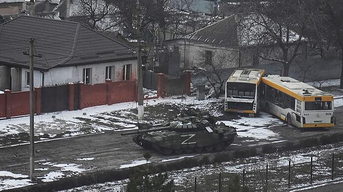 Panzer der russischen Armee bewegen sich durch eine Straße am Stadtrand von Mariupol.
