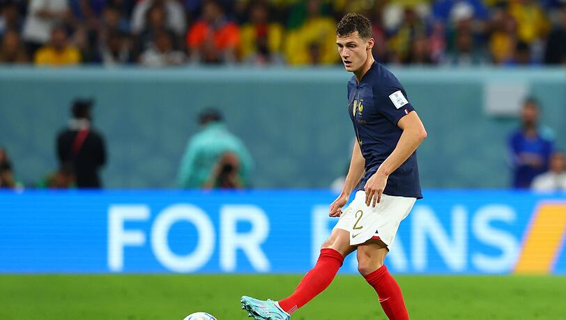 Benjamin Pavard vom FC Bayern spielt den Ball.