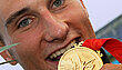 Ist auch alles echt? Alexander Grimm  beißt in seine Gold-Medaille. Er gewann im Kanu-Slalom.