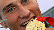 Ist auch alles echt? Alexander Grimm beißt in seine Gold-Medaille. Er gewann im Kanu-Slalom. Ist auch alles echt? Alexander Grimm beißt in seine Gold-Medaille. Er gewann im Kanu-Slalom.