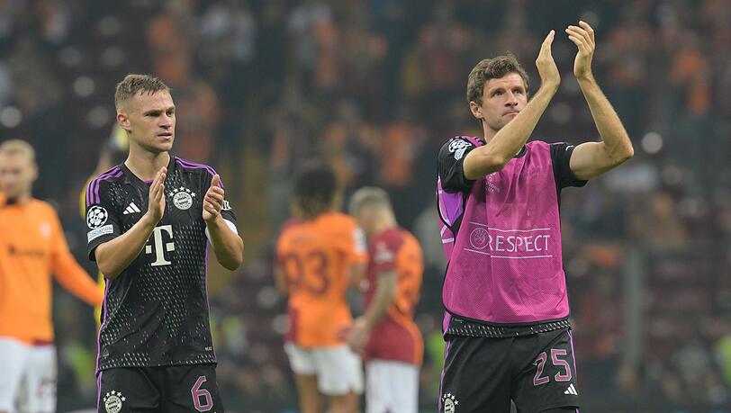 Joshua Kimmich (l) und Thomas Müller vom FC Bayern München bedanken sich nach dem Spiel bei den Fans.