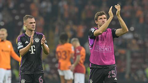 Joshua Kimmich (l) und Thomas Müller vom FC Bayern München bedanken sich nach dem Spiel bei den Fans.