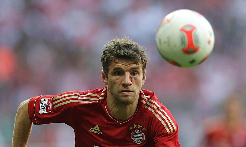 Thomas Müller: Note 3. Nach fünf Minuten von Mandzukic (!) abgeräumt. Konsequenz: Blaues Auge und blutender Kratzer. Mit Brummschädel und Veilchen reichte es noch zu Torvorlage Nummer fünf, dann aber gleich gegen Shaqiri ausgetauscht.