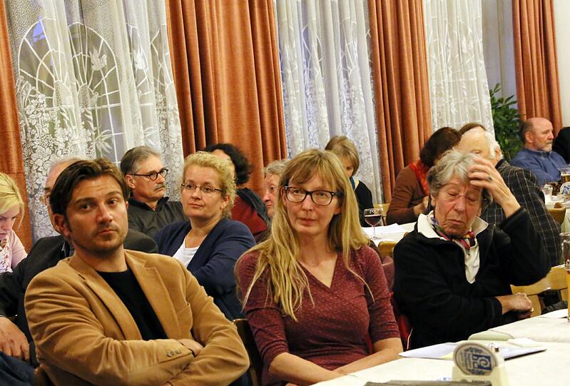 Zweifel, Unsicherheit und Resignation dominieren in den Gesichtern der anwesenden Mieter.