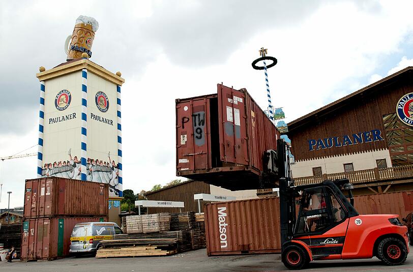 In einem Monat wird O'zapft. Bis dahin herrscht noch Großbetrieb auf der Wiesn-Baustelle. Die Stadt bietet Führungen an.