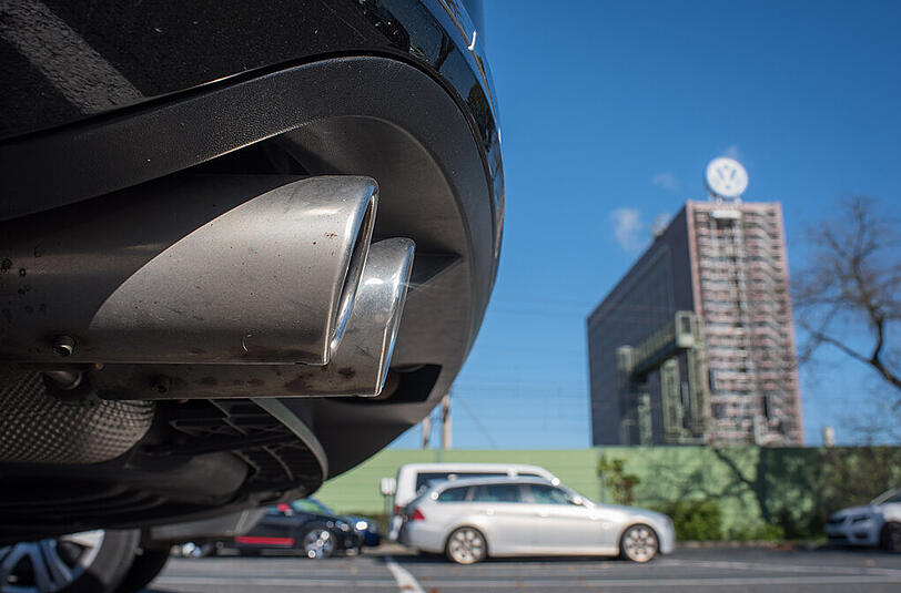 Der Auspuff eines VW Passat ist am 25.09.2015 vor dem Volkswagen Werk in Wolfsburg (Niedersachsen) zu sehen.