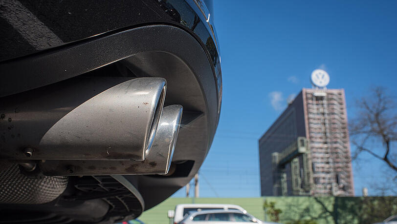 Der Auspuff eines VW Passat ist am 25.09.2015 vor dem Volkswagen Werk in Wolfsburg (Niedersachsen) zu sehen. Der Auspuff eines VW Passat ist am 25.09.2015 vor dem Volkswagen Werk in Wolfsburg (Niedersachsen) zu sehen.