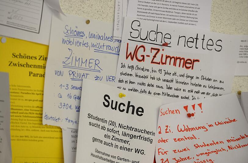 Wohnungsgesuche hängen an einem Schwarzen Brett in der Universität Konstanz. Foto: Felix Kästle