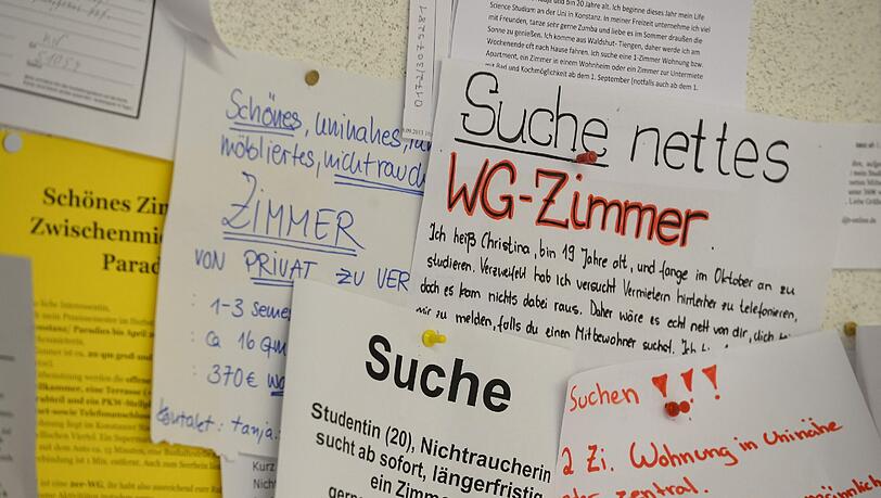 Wohnungsgesuche hängen an einem Schwarzen Brett in der Universität Konstanz. Foto: Felix Kästle Wohnungsgesuche hängen an einem Schwarzen Brett in der Universität Konstanz. Foto: Felix Kästle