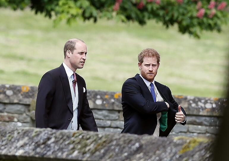 Der britische Prinz William (links) und sein Bruder Prinz Harry kommen zur Hochzeit von Pippa Middleton.