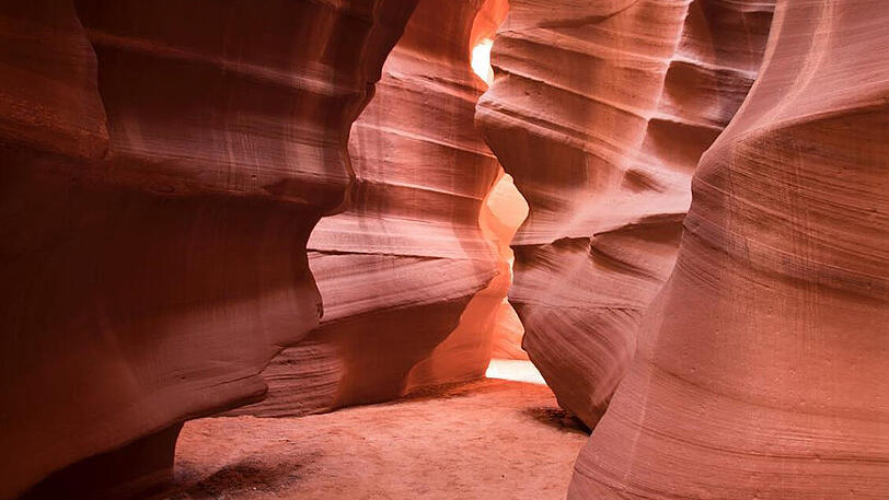 Antelope Canyon, USA: Nahe Page im US-Bundesstaat Arizona gelegen, sind die außergewöhnlichen Schluchten mit ihren sanften Kurven und Wellen besonders bei Fotografen beliebt. Entstanden ist der Antelope Canyon durch Sturzfluten.
