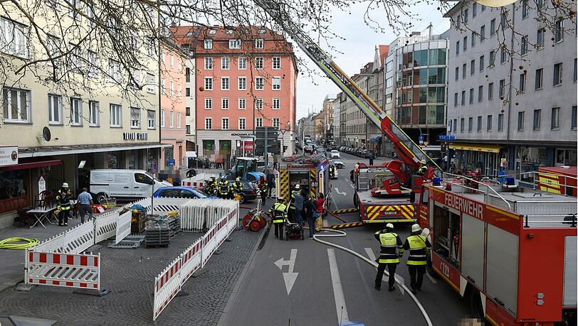 Der Feuerwehr-Einsatz in der Papa-Schmid-Straße im Glockenbachviertel Der Feuerwehr-Einsatz in der Papa-Schmid-Straße im Glockenbachviertel