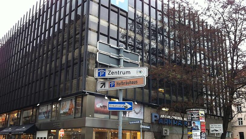 Irreführend: Das P-Schild führt zum Parken - aber weg vom Hofbräuhaus. Irreführend: Das P-Schild führt zum Parken - aber weg vom Hofbräuhaus.