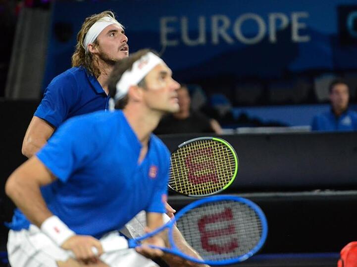 Roger Federer (vorne) und Stefanos Tsitsipas unterlagen zuvor Isner und Sock im Doppel.