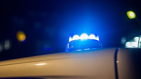 Ein Blaulicht leuchtet auf dem Dach eines Polizeifahrzeugs.