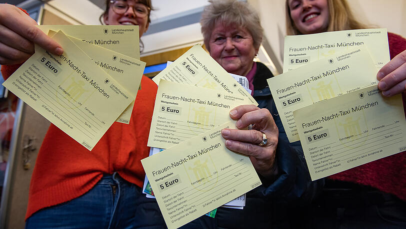 Februar 2020: Drei Frauen halten die ersten Nacht-Taxi-Gutscheine für Frauen der Stadt München in den Händen. (Archivbild) Februar 2020: Drei Frauen halten die ersten Nacht-Taxi-Gutscheine für Frauen der Stadt München in den Händen. (Archivbild)